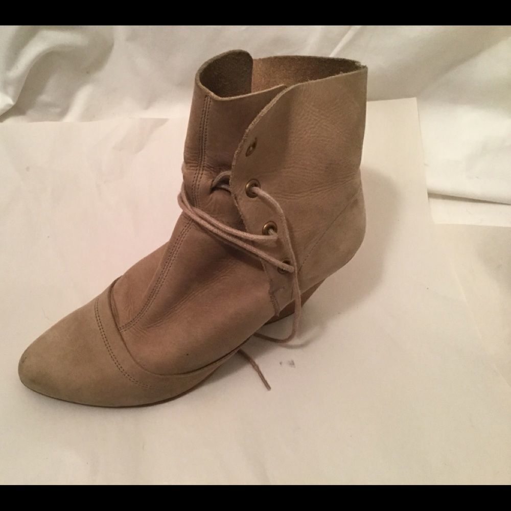 J SHOES  Women’s  US 7.5 M /38 Tan Leather lace up